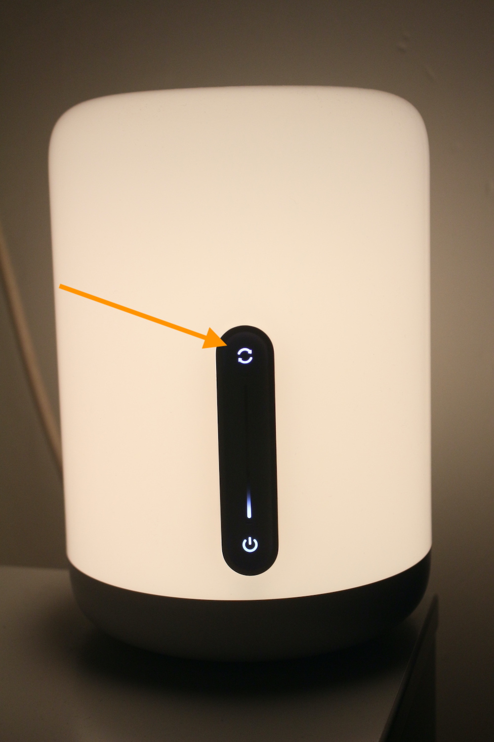 Front the Xiaomi Mijia Bedside Lamp 2, highlighted favourite colours switcher